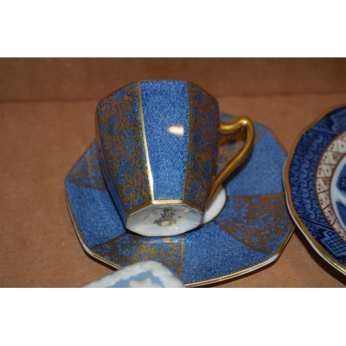 167 - A mixed collection of items to include Wedgwood Jasperware items in blue together with Royal Doulton... 