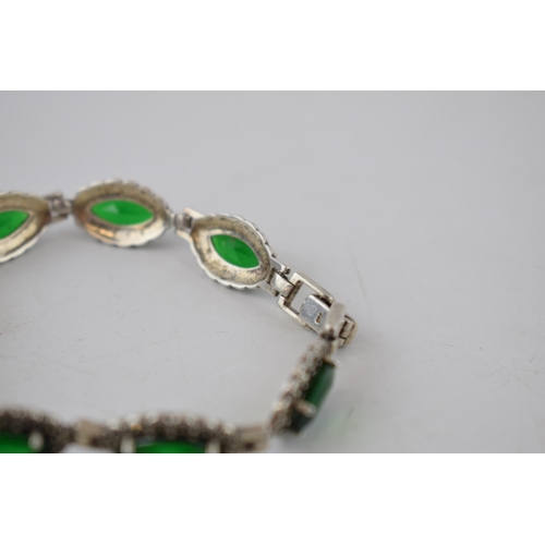 220 - Sterling silver bracelet set with green stones, 18.5 grams, 20cm long.