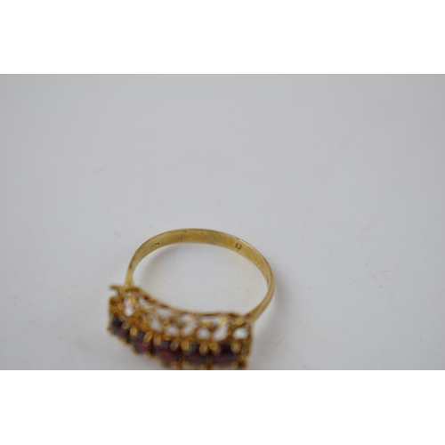 189 - 9ct gold ring set with 5 garnets, 2.3 grams, size Q.