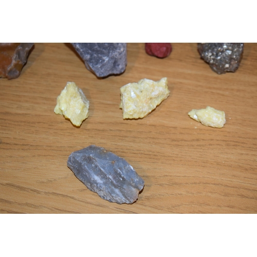 315 - A collection of rock and mineral sample to include sulphur, quartz, fossils and lava. (qty)