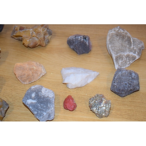 315 - A collection of rock and mineral sample to include sulphur, quartz, fossils and lava. (qty)