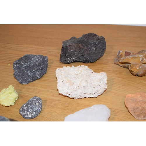 315 - A collection of rock and mineral sample to include sulphur, quartz, fossils and lava. (qty)