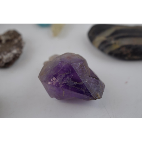 336 - A collection of rocks and mineral samples to include amethyst, malachite, quartz in crystal form and... 