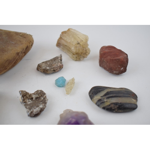 336 - A collection of rocks and mineral samples to include amethyst, malachite, quartz in crystal form and... 