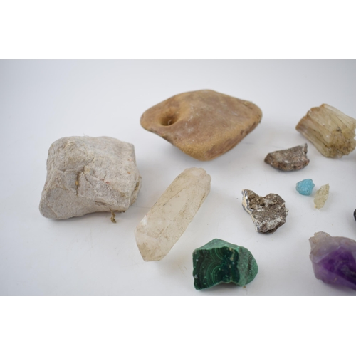 336 - A collection of rocks and mineral samples to include amethyst, malachite, quartz in crystal form and... 