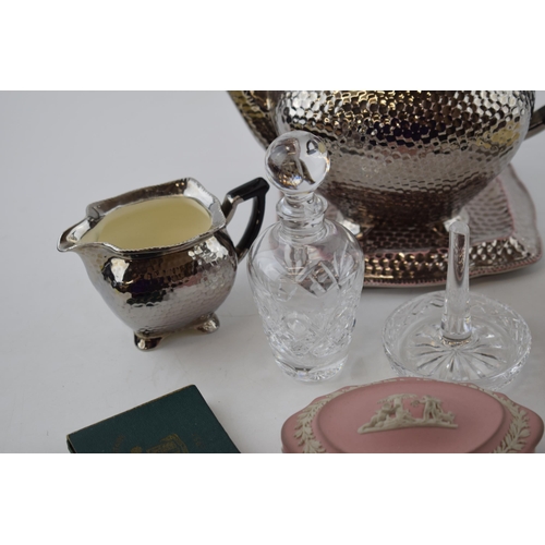 358 - A mixed collection of items to include a Grimwades Royal Winton tea set together with Wedgwood Jaspe... 