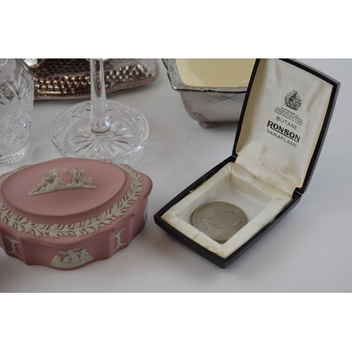 358 - A mixed collection of items to include a Grimwades Royal Winton tea set together with Wedgwood Jaspe... 