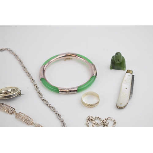 277 - A collection of silver jewellery to include necklaces, a heavy turqouise style pendant, a Jade (or s... 