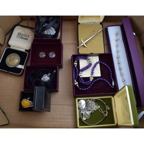 278 - A collection of silver jewellery to include a chunky ring, a silver medallion and other boxed items ... 