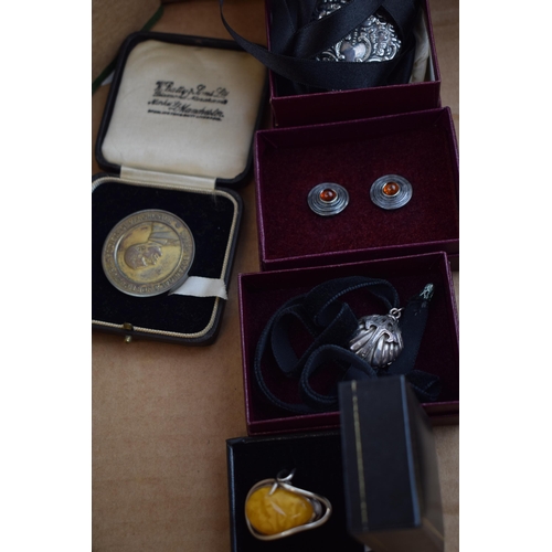 278 - A collection of silver jewellery to include a chunky ring, a silver medallion and other boxed items ... 