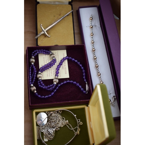 278 - A collection of silver jewellery to include a chunky ring, a silver medallion and other boxed items ... 