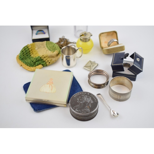 389 - A collection of items to include vintage compact. Victoria & Albert commemorative tin with a collect... 