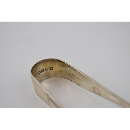 394 - A pair of hallmarked silver sugar tongs (2), 40.6 grams.