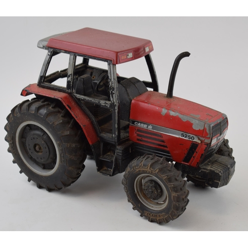 661 - 1/16th scale Ertl 1989 tractor model of a Case Maxxum 5250, playworn condition.