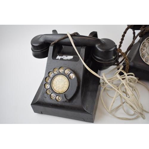 701 - A pair of vintage black Bakelite telephones with wires (2).