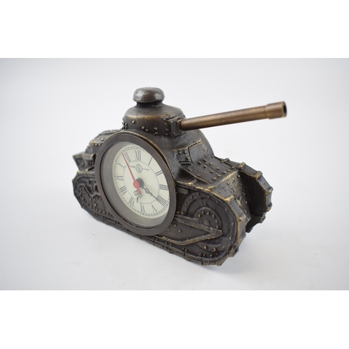 423 - Metal bronze effect mantle clock in the form of a mechanical tank, 16cm wide, working order.