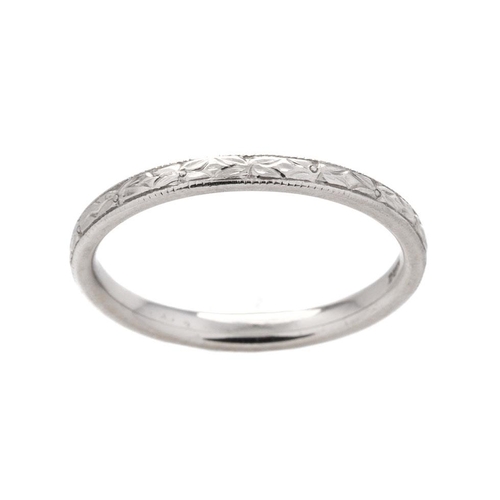 465 - Platinum (950) ladies ring / band with engraved decoration, size M/N, 3.1 grams.