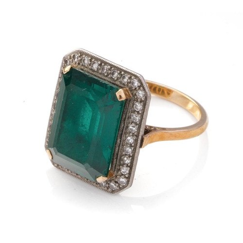 466 - 18ct gold and platinum Art Deco ring, circa 1930s, with a large central semi-precious stone (16mm x ... 