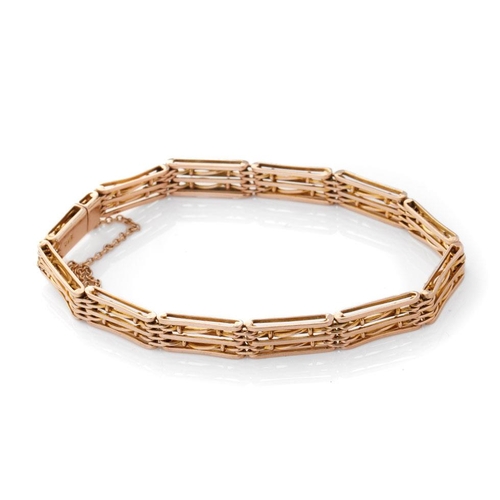 483 - 9ct gold early 20th century gate bracelet, 12.9 grams, with safety chain.