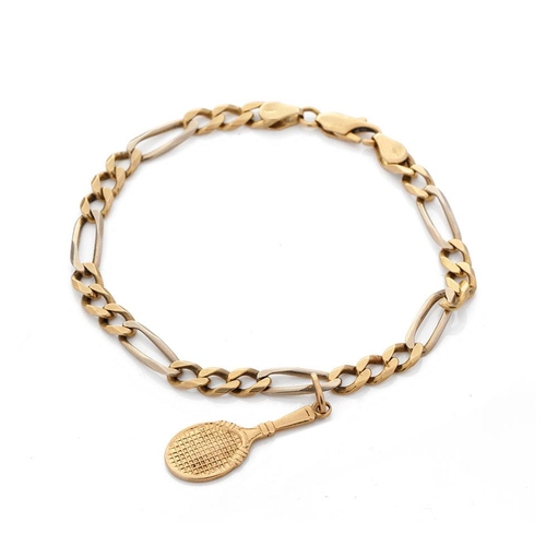 505 - An 18ct yellow gold figaro bracelet marked .750 with a tennis racket charm. Length approx 19cm. Weig... 