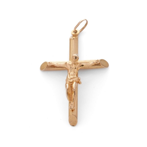 529 - 9ct gold pendant in the form of Jesus upon a crucifix, 52mm tall, 4.7 grams.