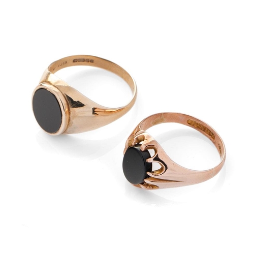 535 - 9ct gold gents ring set with onyx, one in ornate clasps in rose gold, size S and W, 7.6 grams (2).