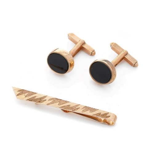 542 - A 9ct gold tie pin with engraved decoration together with a 9ct gold pair of cufflinks set with onyx... 