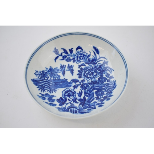 146 - A late 18th century blue and white transfer-printed porcelain Caughley Bell Toy pattern saucer, a Mo... 