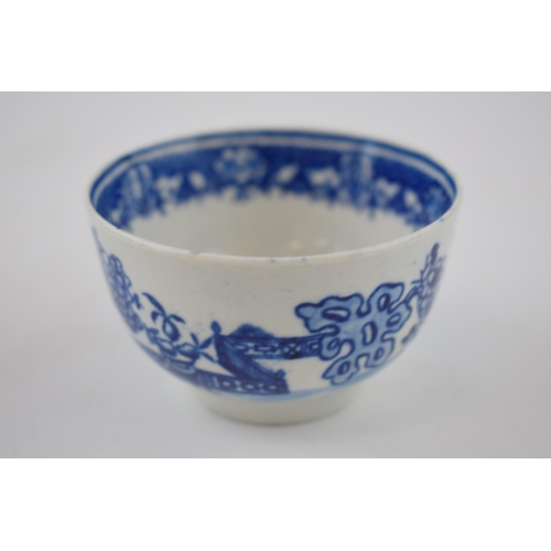 147 - A late 18th century blue and white transfer-printed porcelain Worcester Bat pattern tea bowl and sau... 