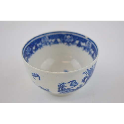 147 - A late 18th century blue and white transfer-printed porcelain Worcester Bat pattern tea bowl and sau... 