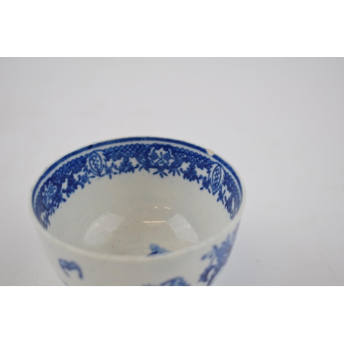 147 - A late 18th century blue and white transfer-printed porcelain Worcester Bat pattern tea bowl and sau... 