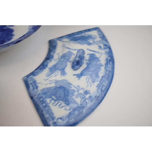 162 - A group of 19th century blue and white transfer-printed pieces, c. 1810-80. To include a Willow patt... 