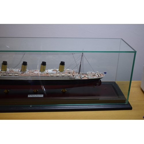 210 - Hand made model of the White Star Line passenger liner Titanic. Detailed scale model housed in a gla... 