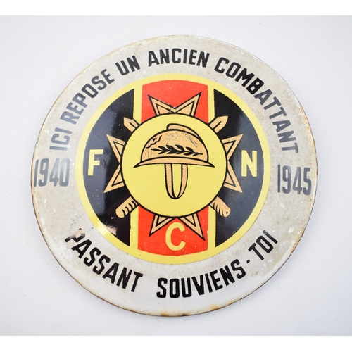 214 - Enamel plaque 1940 - 1945 ICI REPOSE UN ANCIEN COMBATTANT F C N PASSANT SOUVIENS - T01. Diameter 15c... 