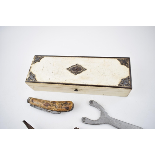 276 - An early 20th century wooden box containing a bone handled Saynor Sheffield pruning pocket knife tog... 