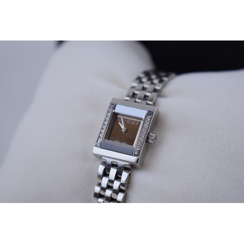 387 - A ladies Gucci fashion watch with Swiss quartz movement. Black rectangular dial with applied baton m... 