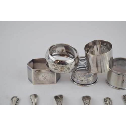 424 - A collection of sterling silver items to include 5 singular napkin rings with tea spoons, combined w... 