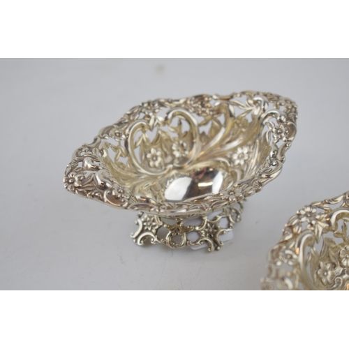 435 - A pair of hallmarked silver bon bon dishes, Birmingham 1897, Henry Matthews, 82.6 grams (2), 10.5cm ... 