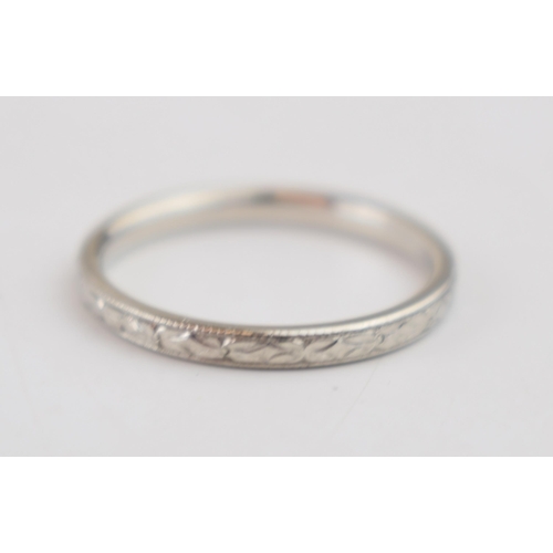 465 - Platinum (950) ladies ring / band with engraved decoration, size M/N, 3.1 grams.