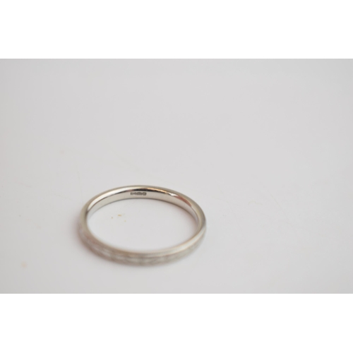 465 - Platinum (950) ladies ring / band with engraved decoration, size M/N, 3.1 grams.