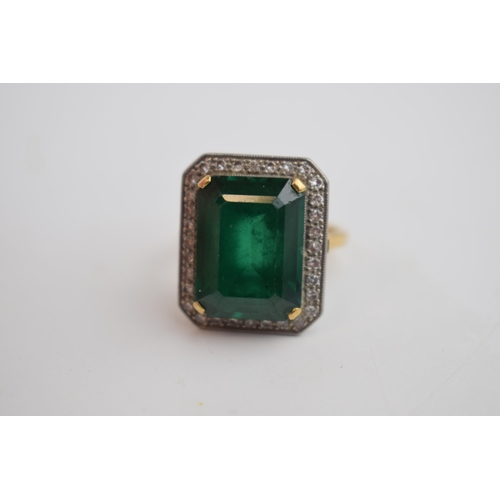 466 - 18ct gold and platinum Art Deco ring, circa 1930s, with a large central semi-precious stone (16mm x ... 