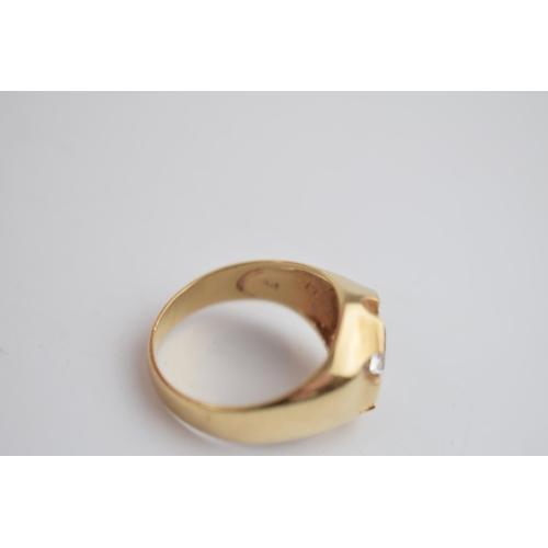 476 - 9ct gold ring set with clear stone, 5.7 grams, size S.