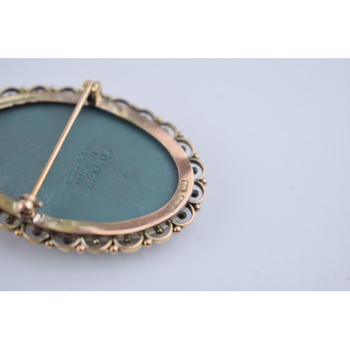 58K - 9ct gold brooch with Wedgwood teal Jasperware insert, 9.9 grams, 4.4cm tall.