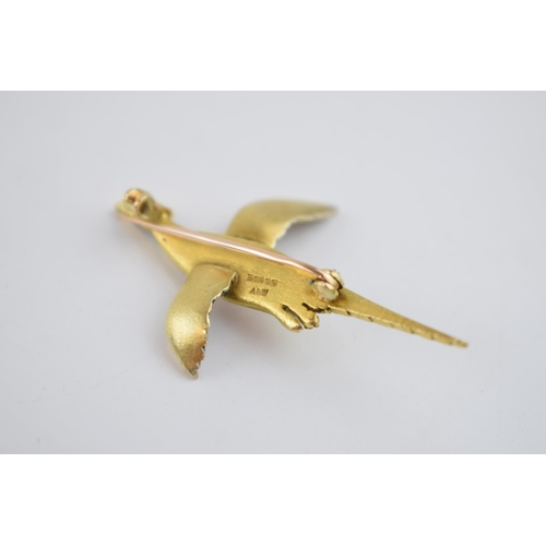 490 - 9ct gold brooch in the form of a flying pheasant, with enamelled decoration, varying tones of gold, ... 