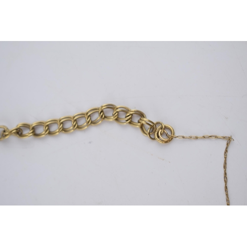 498 - 9ct gold double link ladies bracelet with safety chain. Length 18.7cm (not including safety chain). ... 