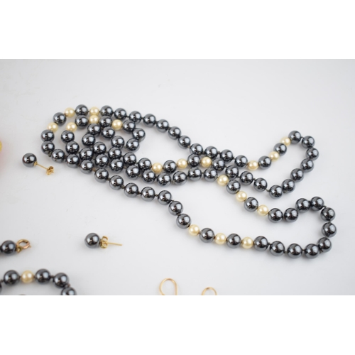 499 - A collection of pearls to include a fresh water pearl bracelet with 14ct yellow gold clasps and Chin... 