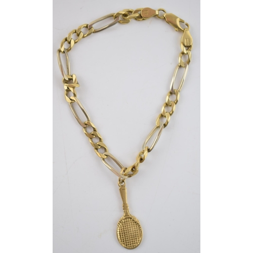 505 - An 18ct yellow gold figaro bracelet marked .750 with a tennis racket charm. Length approx 19cm. Weig... 