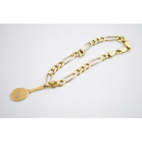 505 - An 18ct yellow gold figaro bracelet marked .750 with a tennis racket charm. Length approx 19cm. Weig... 