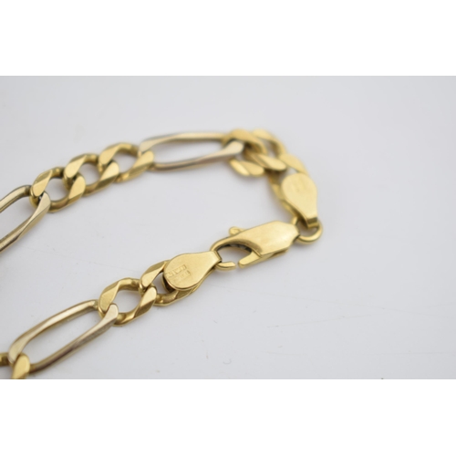 505 - An 18ct yellow gold figaro bracelet marked .750 with a tennis racket charm. Length approx 19cm. Weig... 