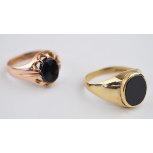 535 - 9ct gold gents ring set with onyx, one in ornate clasps in rose gold, size S and W, 7.6 grams (2).